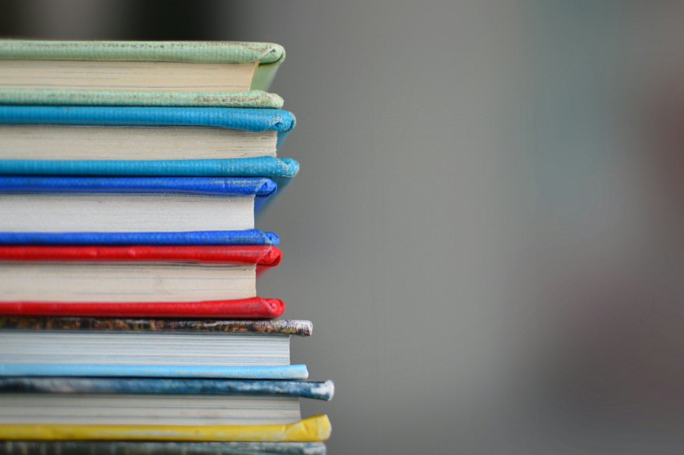 El lomo de varios libros apilados