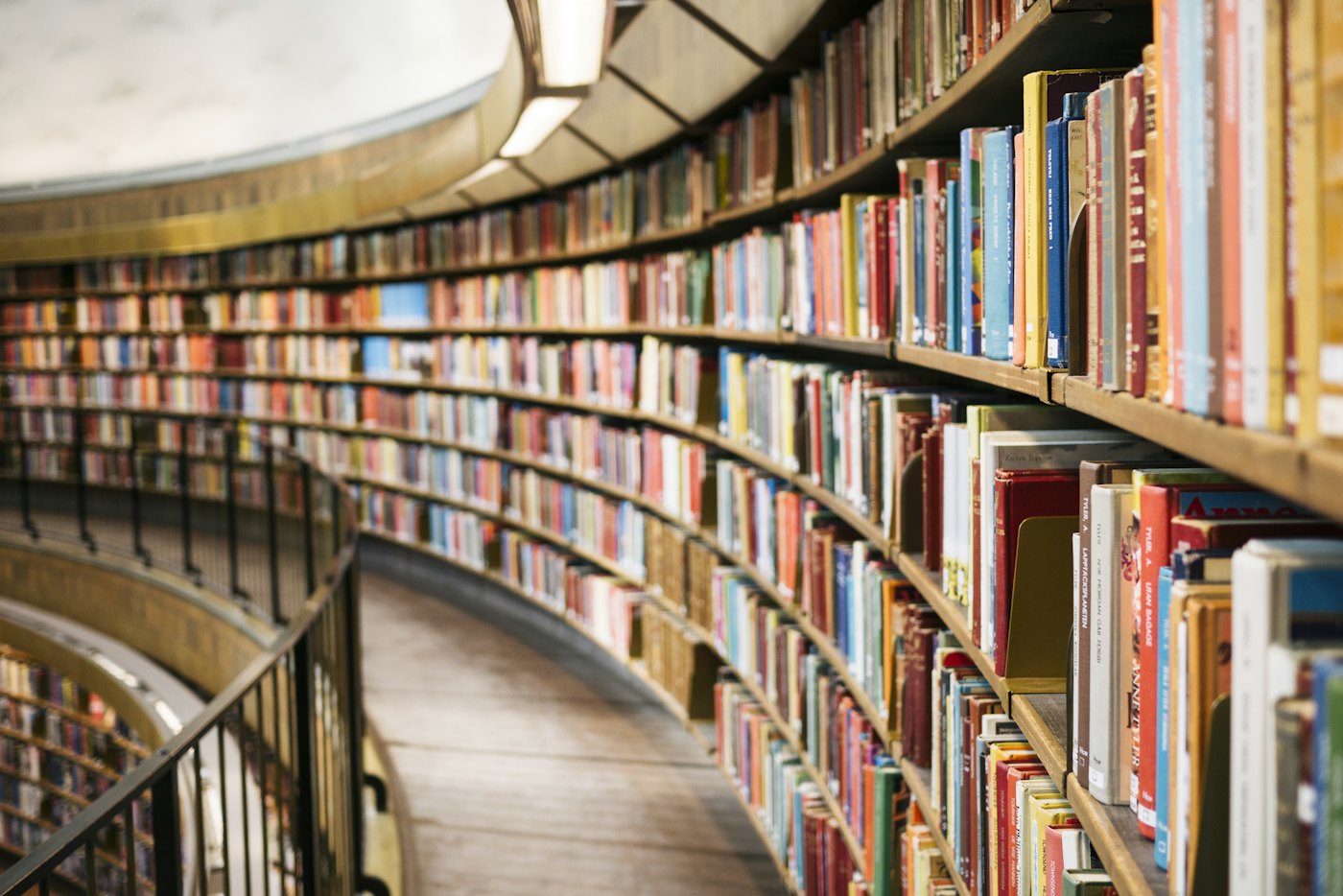 Estantes curvos llenos de libros en una biblioteca