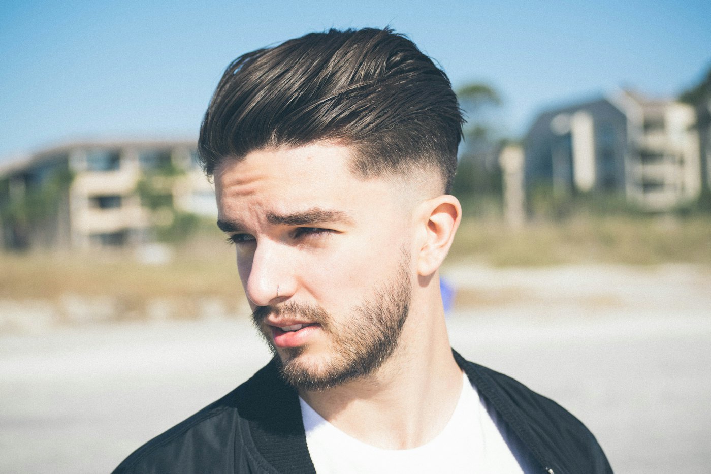 Un hombre con barba, al aire libre