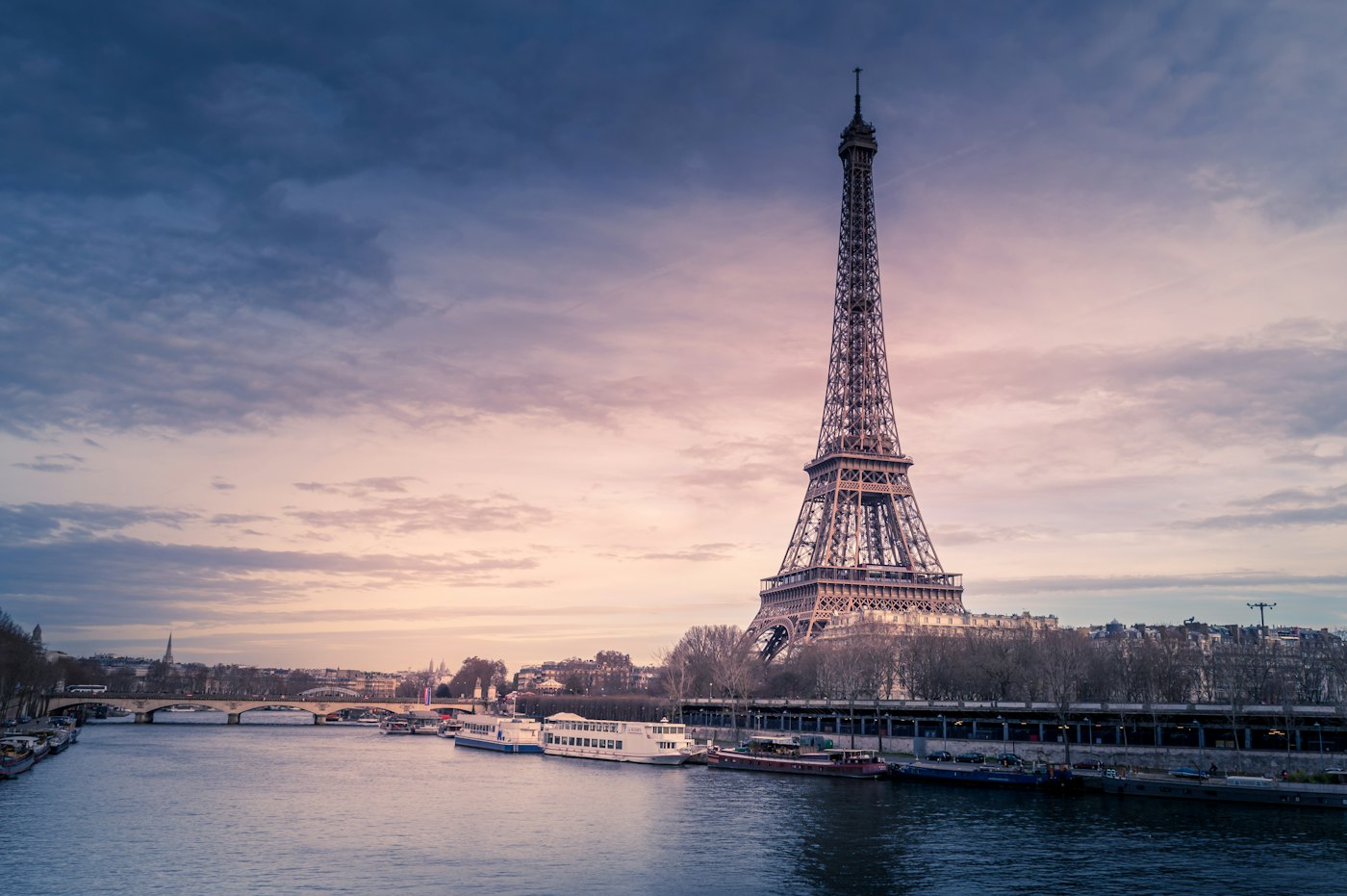 La torre Eiffel, al atardecer