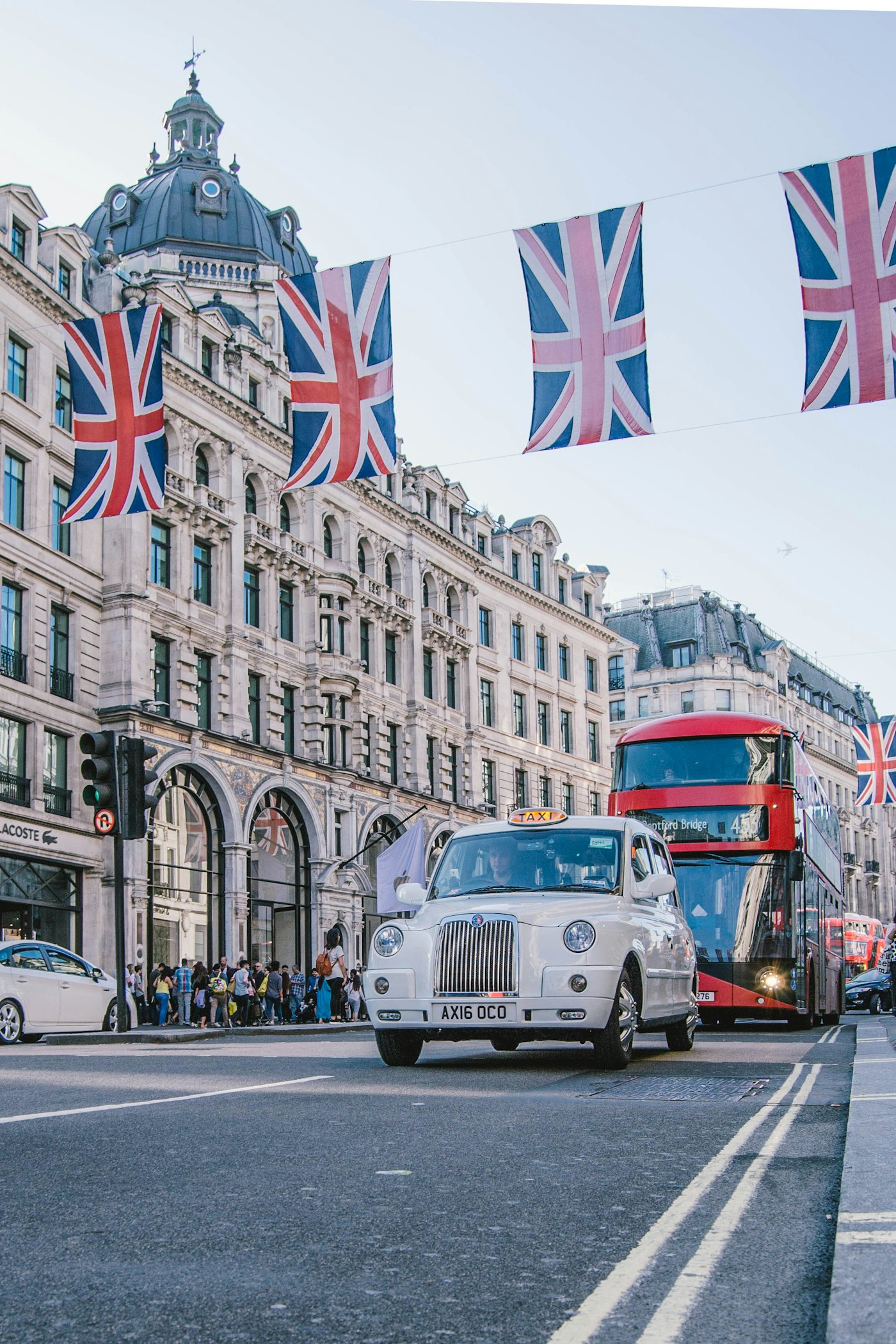 Un taxi blanco y un colectivo rojo en Londres